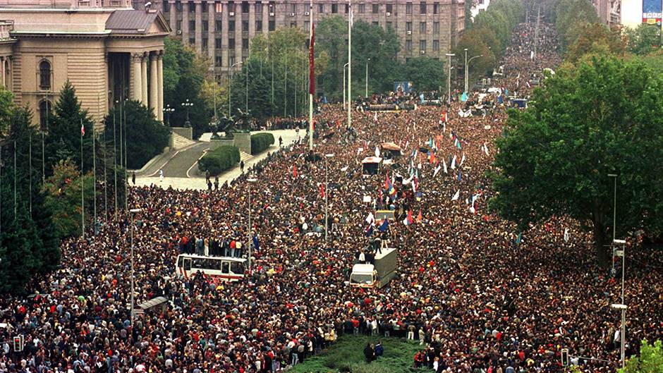 5 октябрь 2018. Бульдозерная революция в Югославии. Бульдозерная революция Югославия 2000 год. Югославия митинги 1999. Митинг в Сербии 2000.